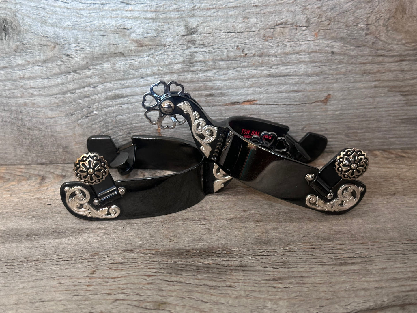 Éperon n° 87 finition noire avec superposition florale et molette en acier inoxydable