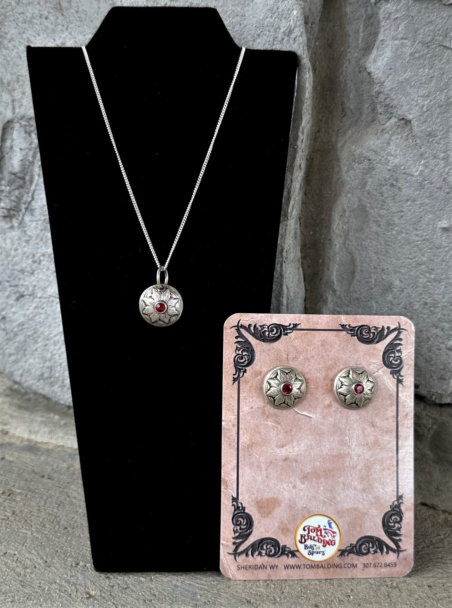 Klassische Concho-Ohrringe oder -Anhänger aus Sterlingsilber mit Blumenmuster und simuliertem Rubin