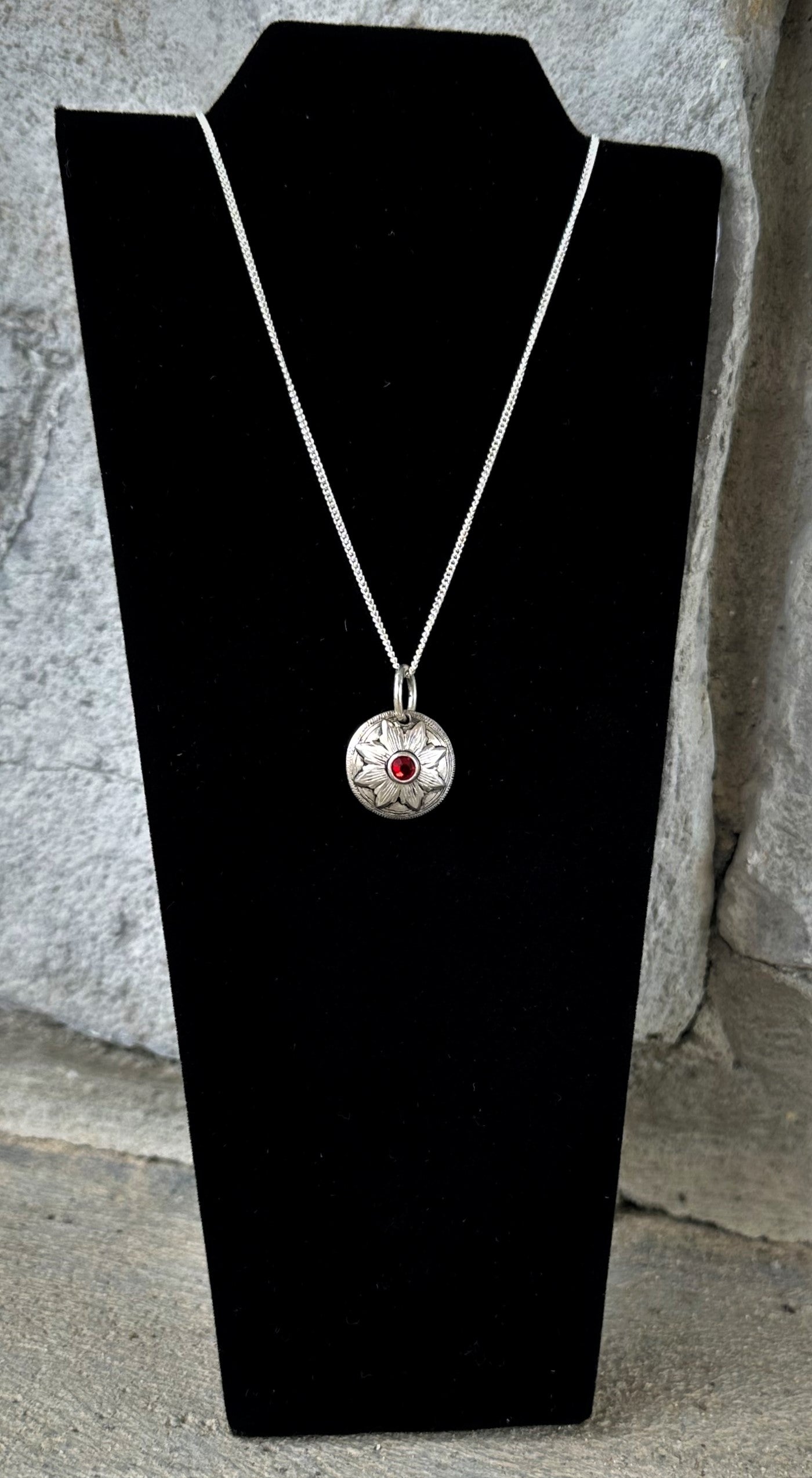 Klassische Concho-Ohrringe oder -Anhänger aus Sterlingsilber mit Blumenmuster und simuliertem Rubin