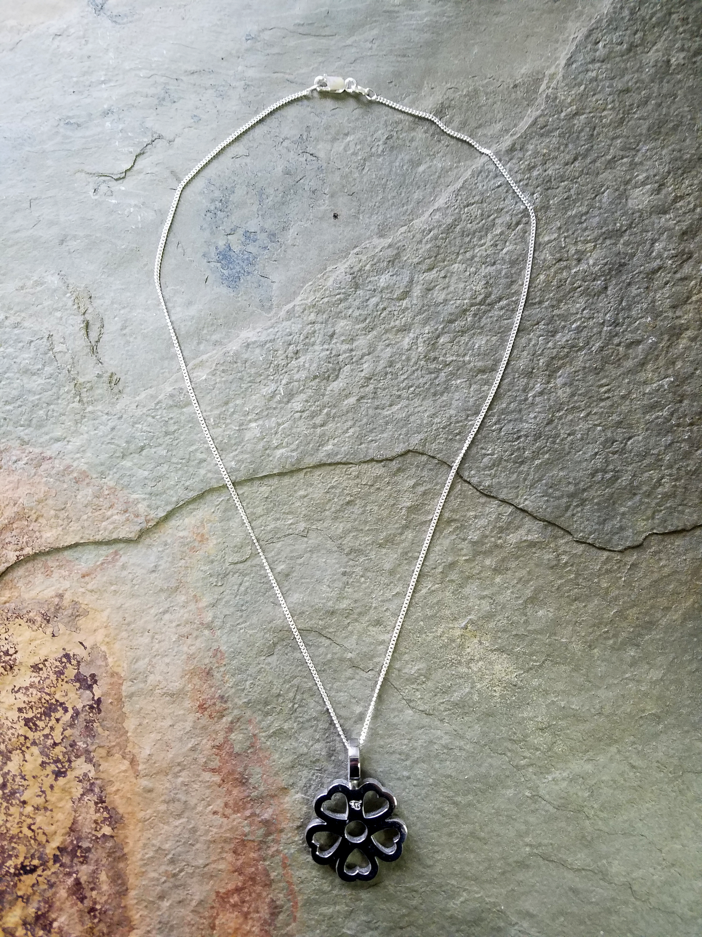 Pendentif en acier inoxydable T Spur Rowel - Petit coeur par Tom Balding Bits & Spurs