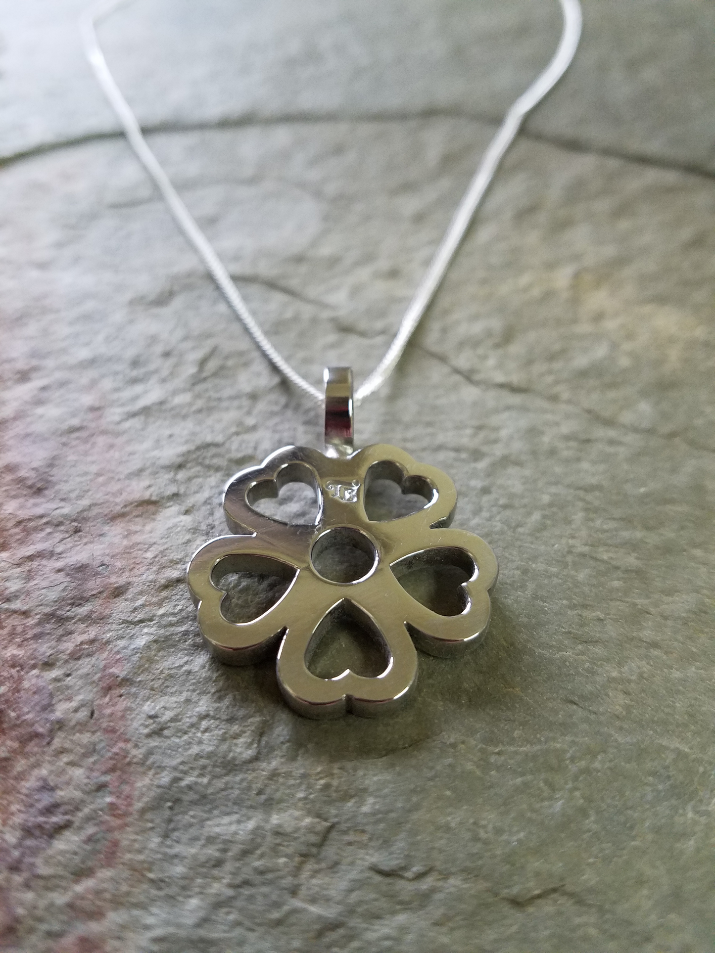 Pendentif en acier inoxydable T Spur Rowel - Petit coeur par Tom Balding Bits & Spurs