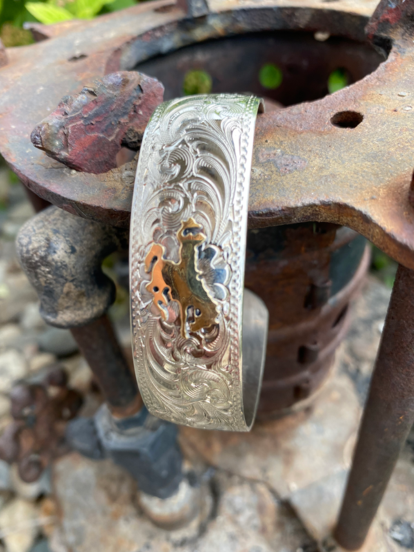 Bracelet à motif gravé en argent allemand avec cheval de tronçonnage par Tom Balding Bits & Spurs