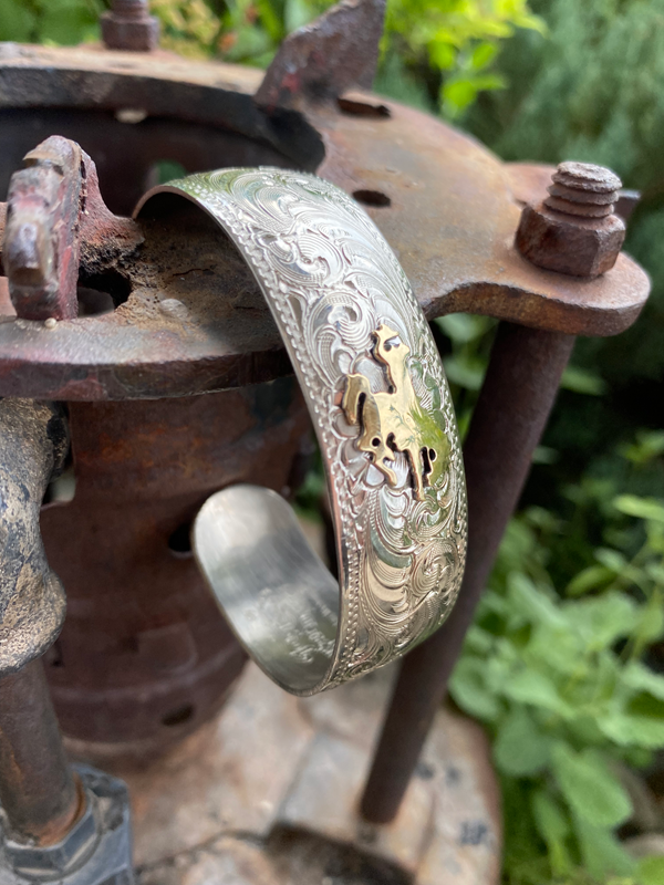 Bracelet à motif gravé en argent allemand avec cheval de tronçonnage par Tom Balding Bits & Spurs