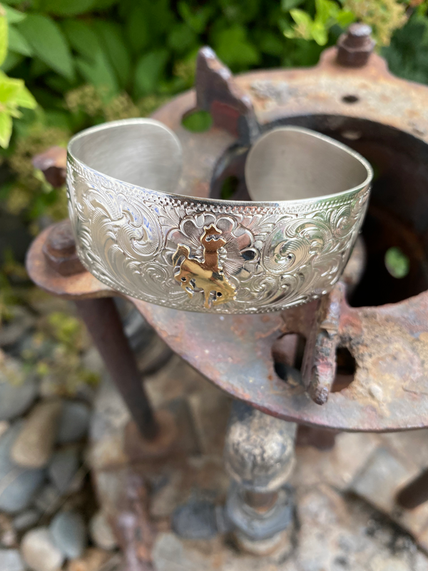 Bracelet à motif gravé en argent allemand avec cheval de tronçonnage par Tom Balding Bits & Spurs