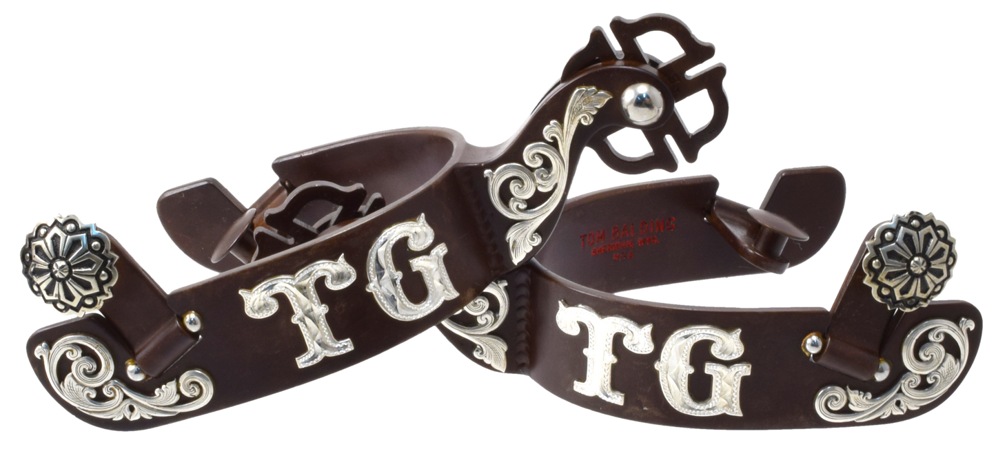 Equestrian Spur #61 Superposition florale avec initiales personnalisées et finition marron par Tom Balding Horse Tack