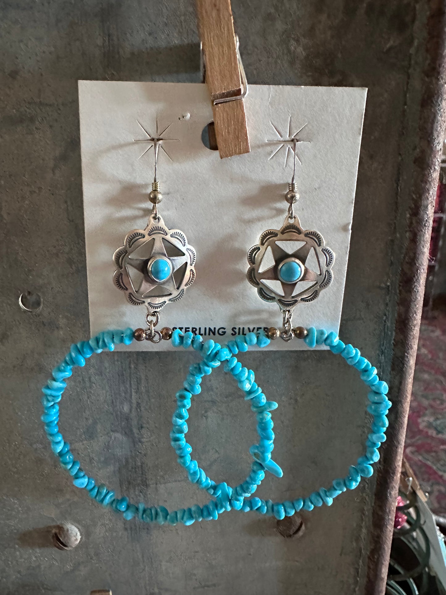 Ohrringe mit Akzenten aus türkisfarbenen Perlen und Navajo-Perlen