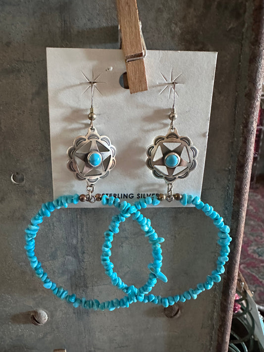Ohrringe mit Akzenten aus türkisfarbenen Perlen und Navajo-Perlen