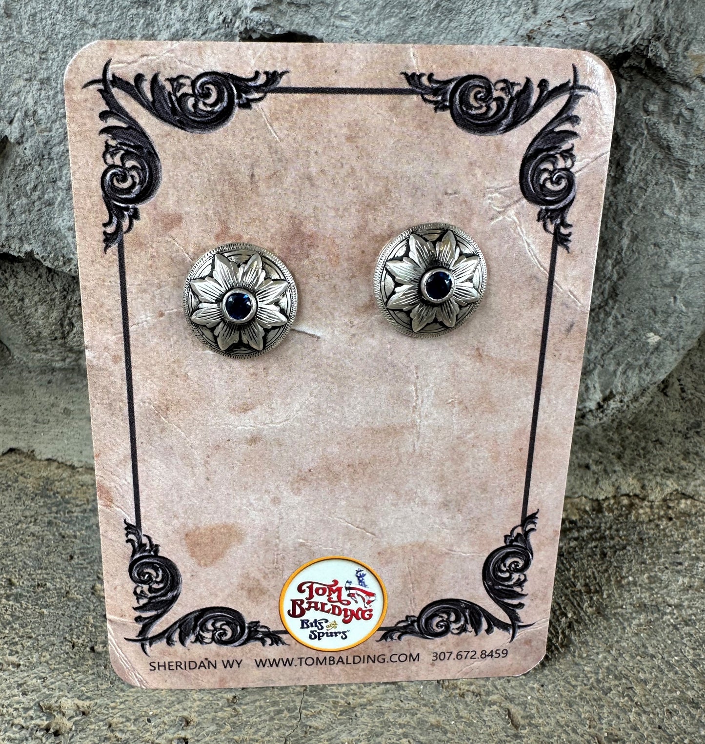 Klassische Concho-Ohrringe aus Sterlingsilber mit Blume und simuliertem Saphir