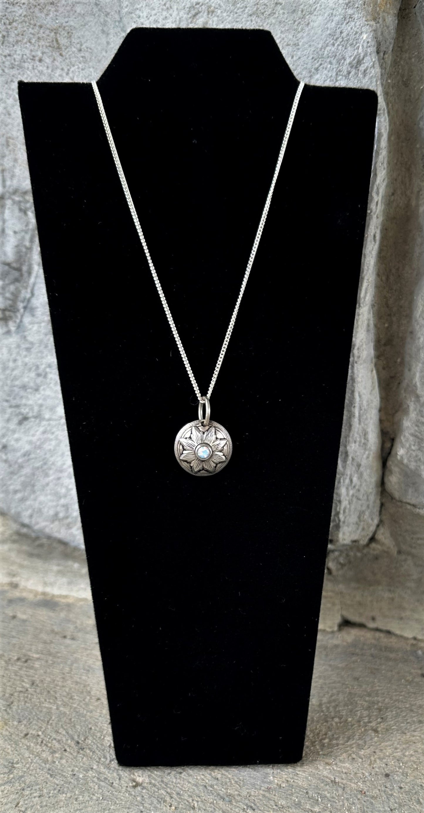 Klassische Sterling Silber Blume Burst Concho Ohrringe oder Anhänger mit simuliertem Opal