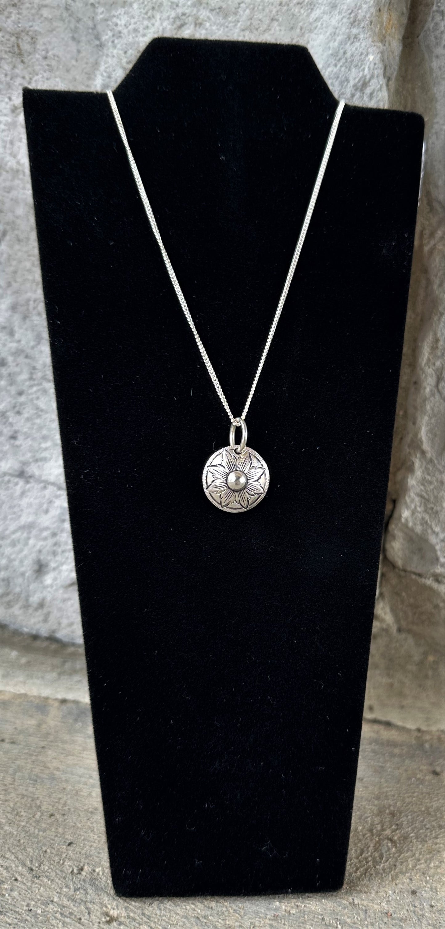 Classici orecchini concho a forma di fiore in argento sterling