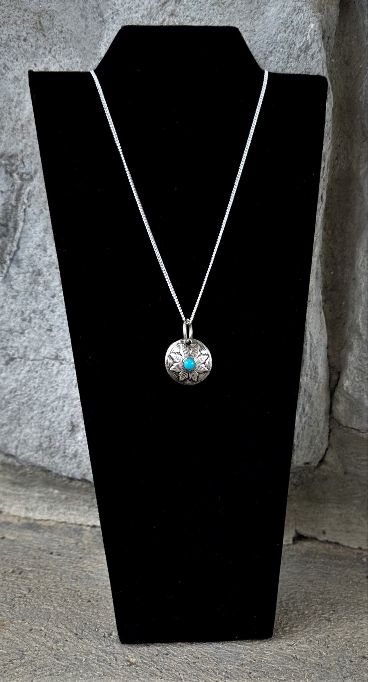 Classici orecchini concho a forma di fiore in argento sterling con turchese simulato