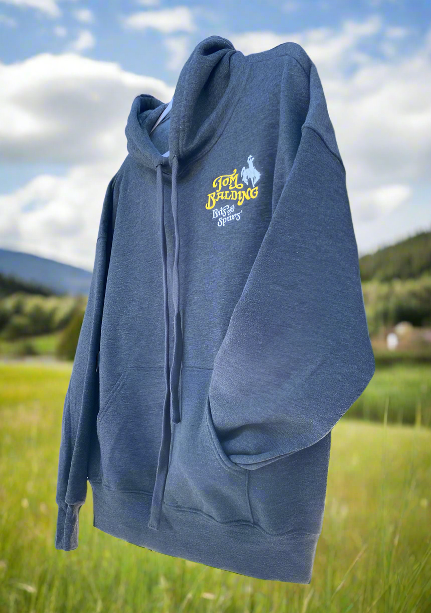 TBBS Bella+Canvas Kapuzen-Sweatshirt für Erwachsene, Unisex – Dunkelgrau meliert mit gesticktem klassischem Logo auf der Vorderseite – von Tom Balding Bits &amp; Spurs