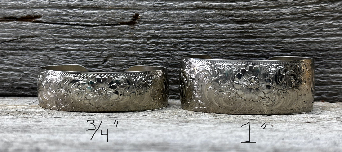 Deutsches Silberarmband mit eingraviertem Muster und Initialen oder Marke