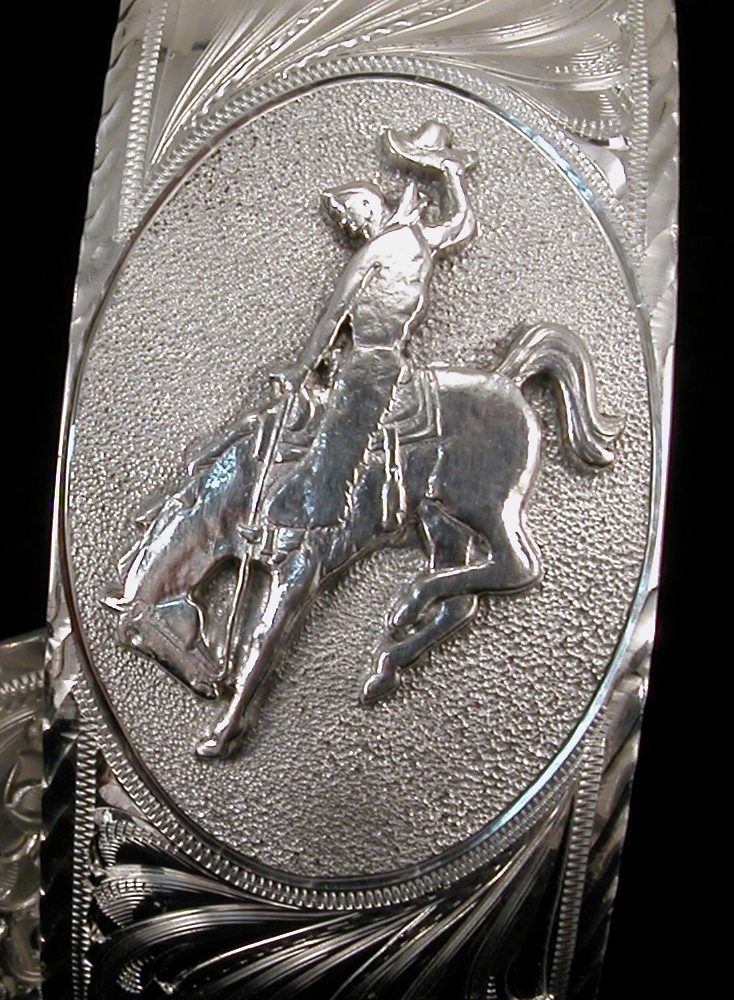 Brazalete de caballo corcoveado de plata de ley grabado a mano