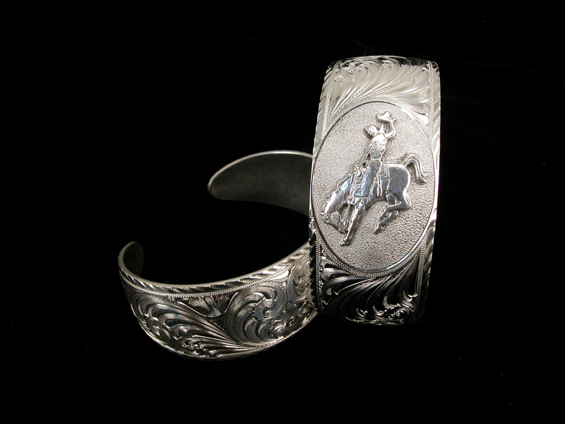 Brazalete de caballo corcoveado de plata de ley grabado a mano