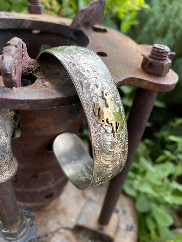 Bracelet à motif gravé en argent allemand avec cheval de tronçonnage par Tom Balding Bits &amp; Spurs