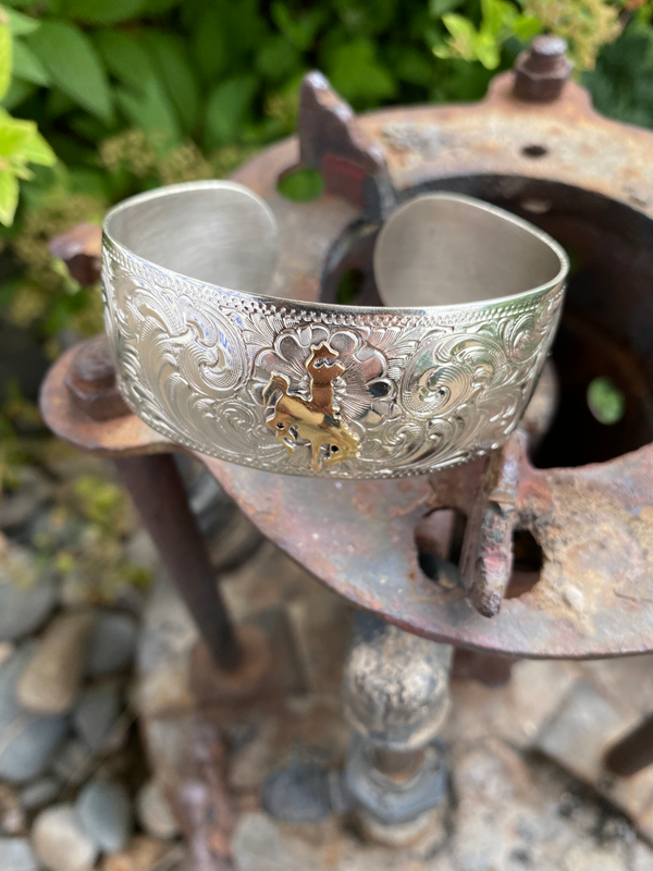 Bracelet à motif gravé en argent allemand avec cheval de tronçonnage par Tom Balding Bits &amp; Spurs