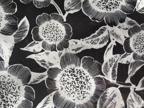 Sciarpa stampata in bianco e nero con motivo a pezza floreale in seta