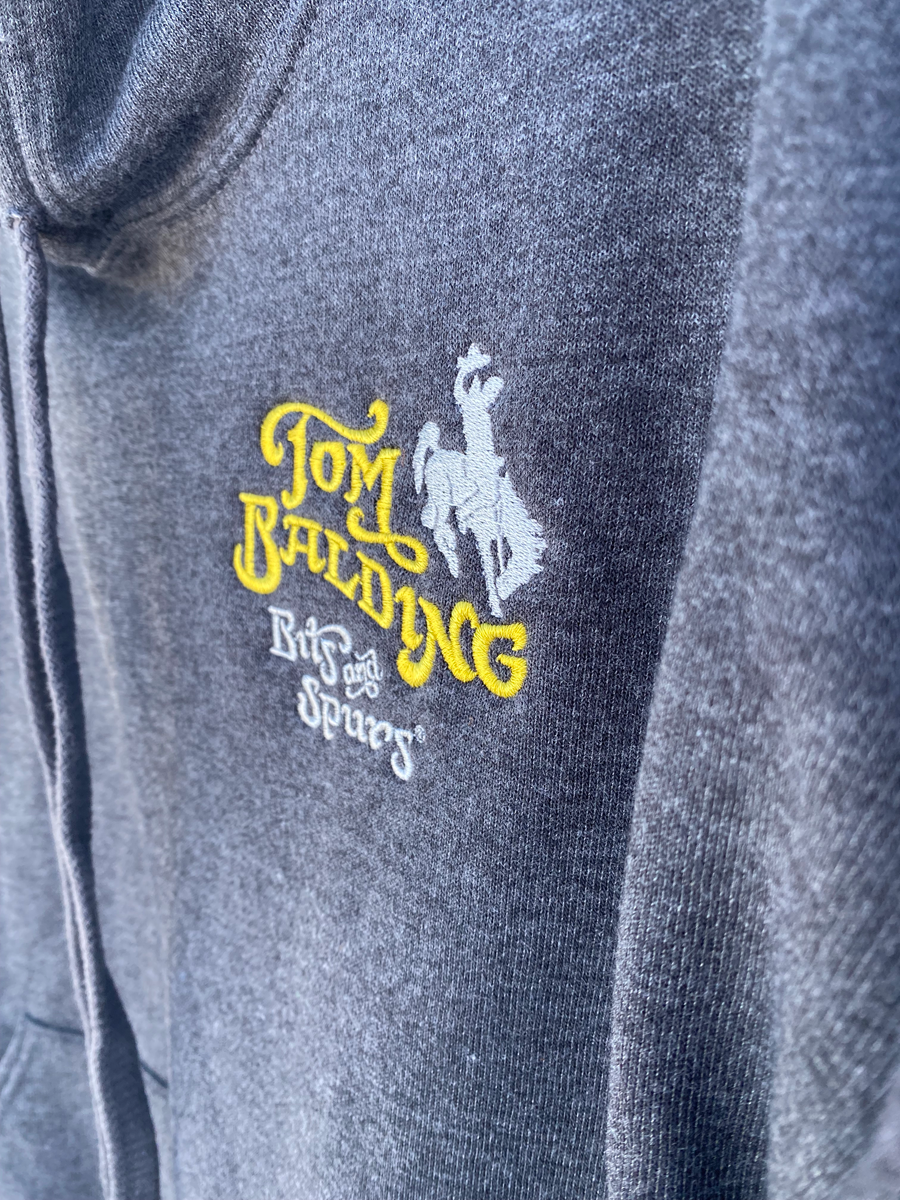 TBBS Bella+Canvas Kapuzen-Sweatshirt für Erwachsene, Unisex – Dunkelgrau meliert mit gesticktem klassischem Logo auf der Vorderseite – von Tom Balding Bits &amp; Spurs