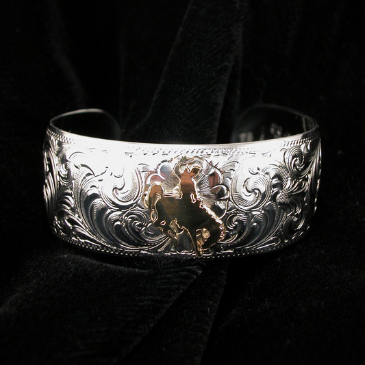 Bracelet à motif gravé en argent allemand avec cheval de tronçonnage par Tom Balding Bits &amp; Spurs